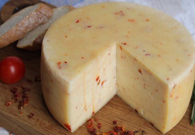 Сыр Манчего из козьего молока томат и чили перец 45% 1кг БЗМЖ